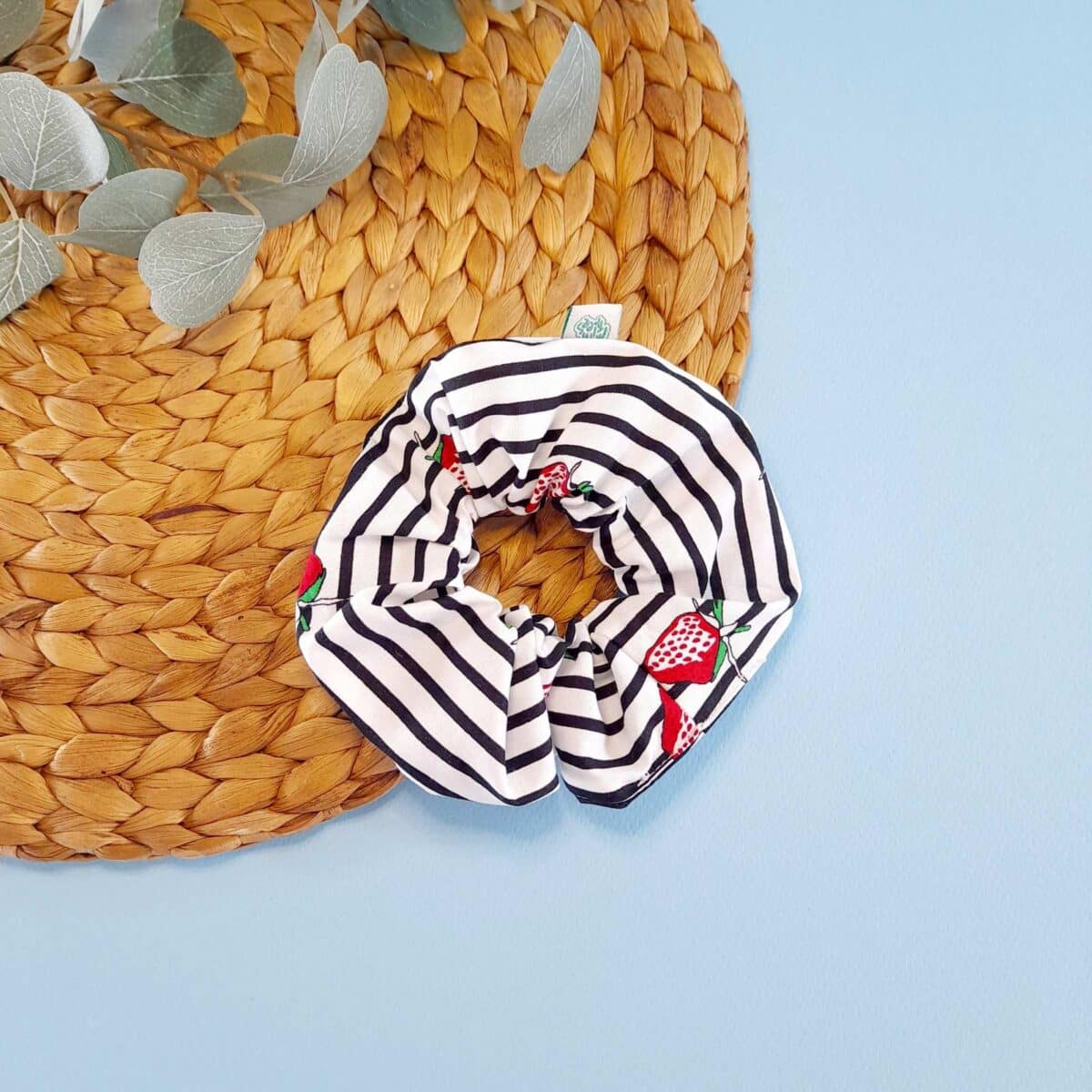 Classic scrunchie "Navy strawberries"